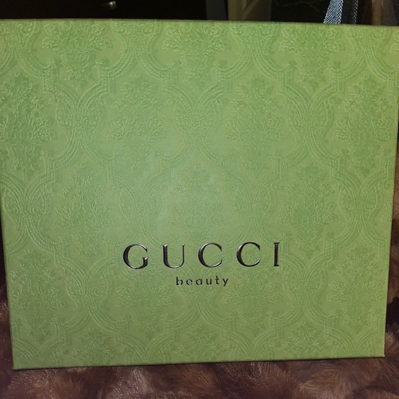 New In The Box 2 pc Flora Gorgeous Gardenia Eau de Parfum Festive Gift Set - Picture 2 of 4